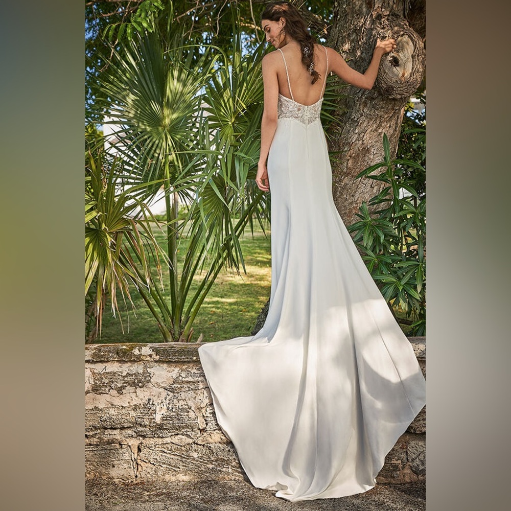 Vow’d NWT wedding dress with free included pearl veil! (NWT Purchased for $150)